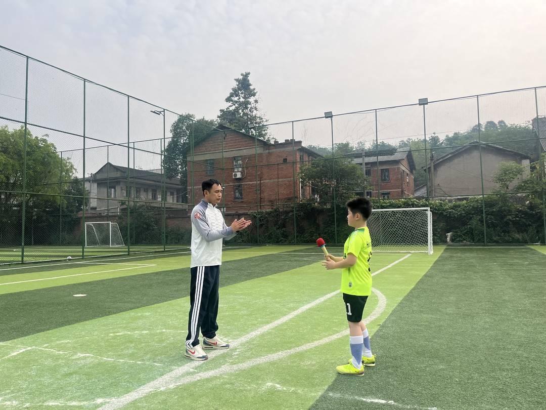 乐鱼体育app下载-川超自贡球员现身塘坎上小学足球决赛 寄语学子：“享受比赛，勇敢踢球！”