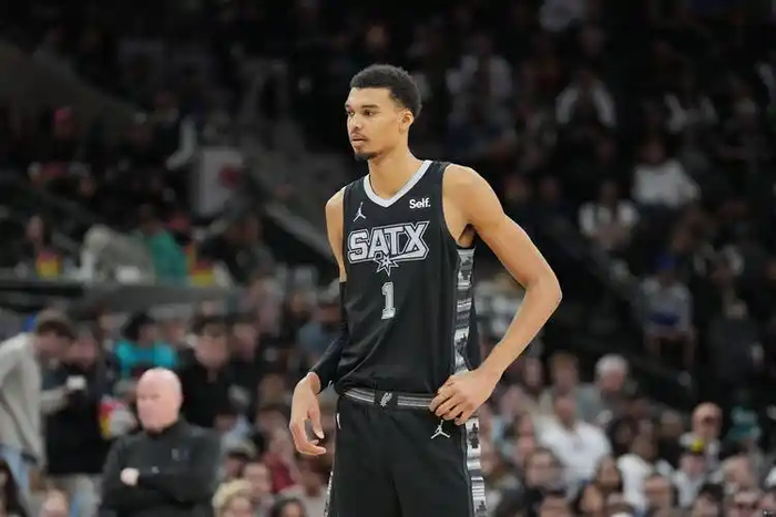 乐鱼体育-官宣罚单，冲入马刺主场和文班合影，男球迷受到什么处罚？|NBA|骑士|詹姆斯|文班亚马|圣安东尼奥马刺队_新浪体育_新浪新闻